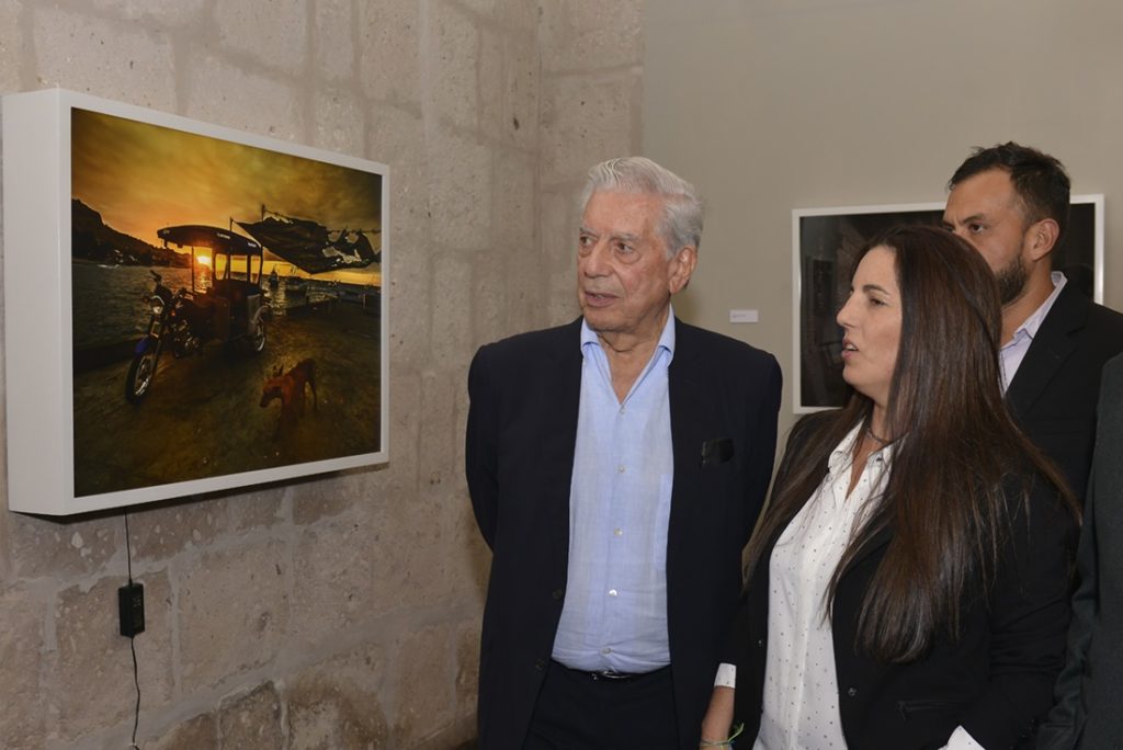 Mario y Morgana Vargas Llosa en muestra Indomable durante el Hay Festival Arequipa