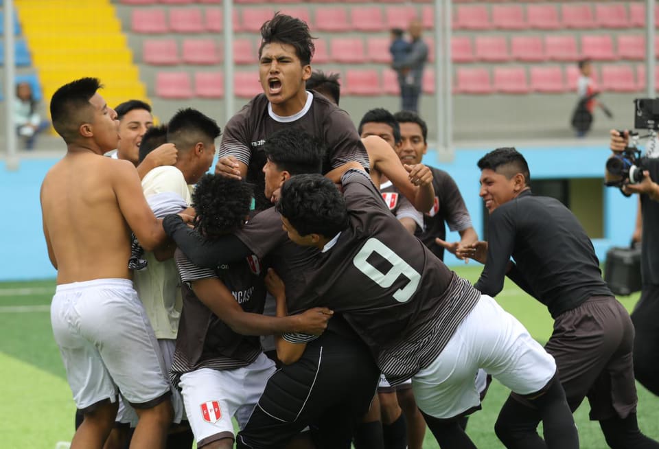 Ancash celebra tras ganar en definición por penales en la categoría Sub 16 del Reto Regional BBVA 2018. Ancash celebra tras ganar en definición por penales en la categoría Sub 16 del Reto Regional BBVA 2018.