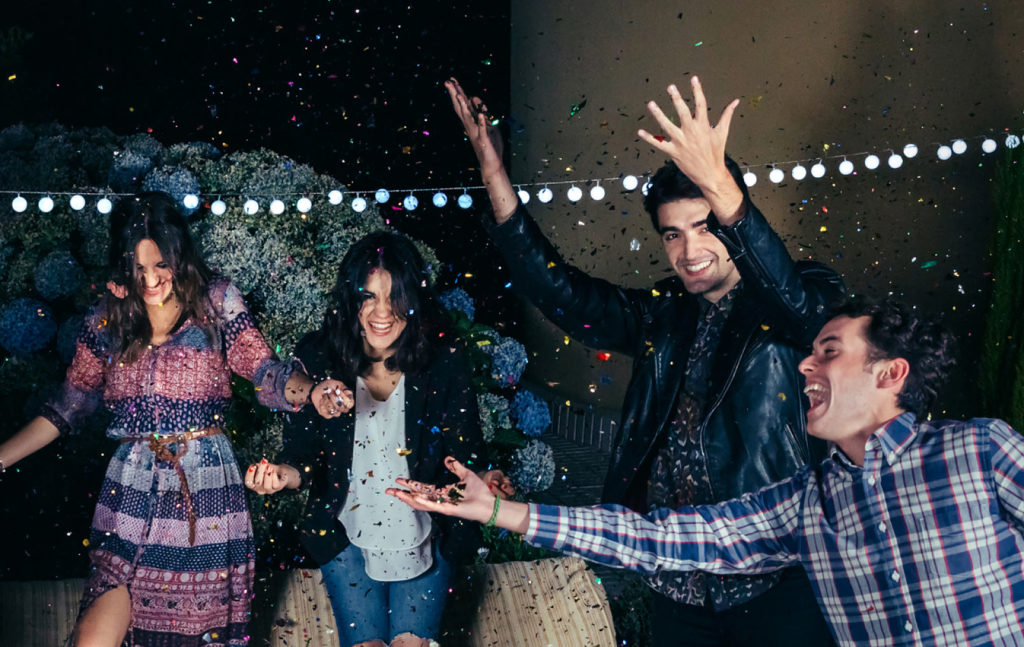 millennial-fiesta-navidad-confeti-jovenes-juventud millennial-fiesta-navidad-confeti-jovenes-juventud