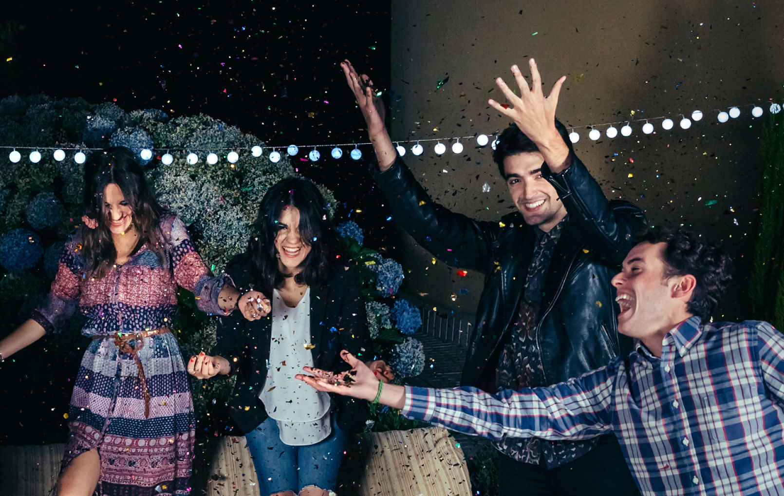 millennial-fiesta-navidad-confeti-jovenes-juventud