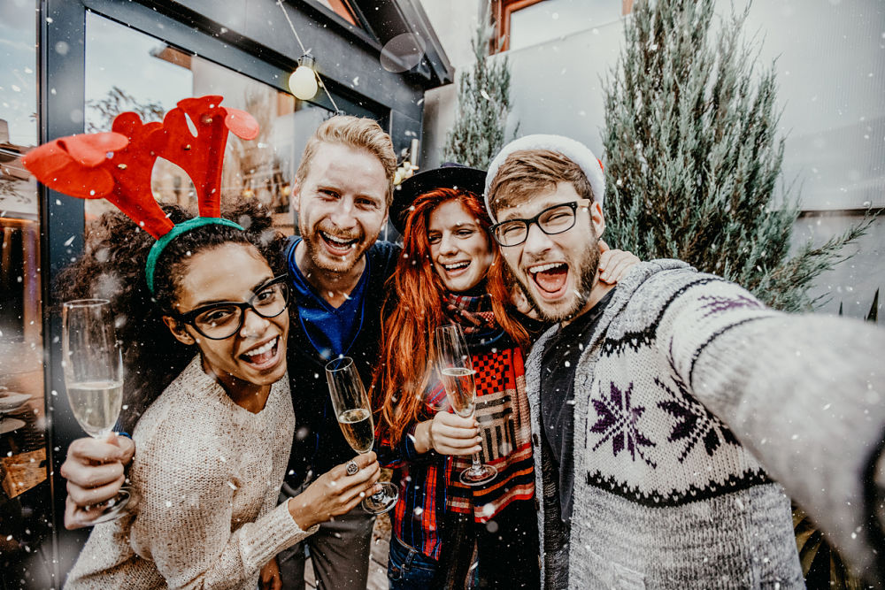 millennial-fiesta-confeti-juventud-joven-navidad millennial-fiesta-confeti-juventud-joven-navidad