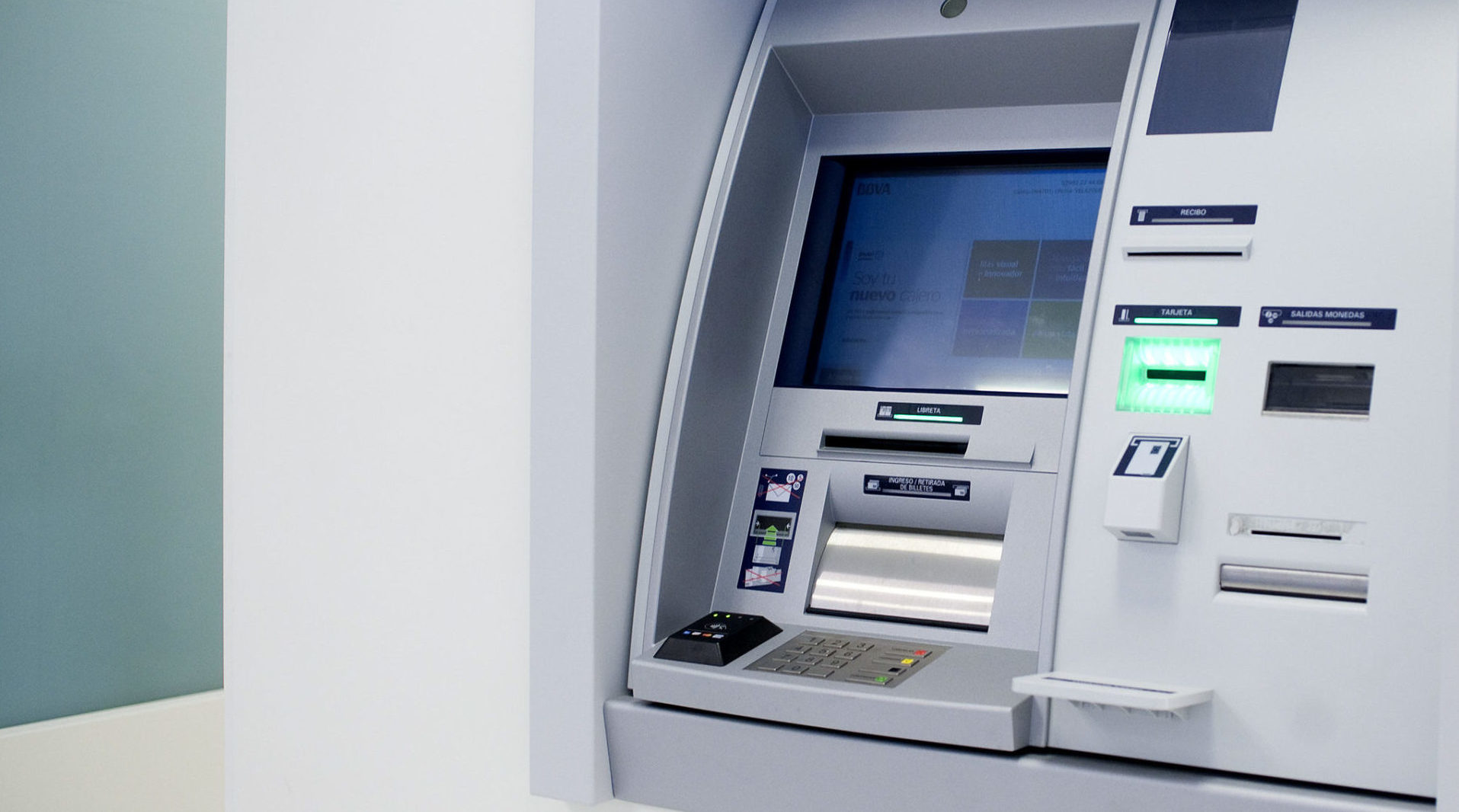Para evitar ser víctima de hurto en cajeros automáticos, es importante que siga recomendaciones de seguridad que lo prevengan. El uso de los dispensadores de billetes es muy sencillo y con las siguientes recomendaciones, también será muy seguro.
Si está en el cajero automático y ve que un extraño se acerca demasiado es mejor tomar distancia o volver más tarde. Puede ser un ladrón que lo está vigilando.
Nunca acepte ayuda de desconocidos mientras usa el cajero automático. Si tiene dudas, es mejor consultar al personal del banco.
Una vez haya retirado plata del cajero, se recomienda no decirle a nadie y no contar el dinero en público. Pueden estar observándolo.
Siempre lleve la tarjeta consigo, no la olvide en el cajero y verifique que la pantalla vuelve al inicio.
Notificar al banco inmediatamente si el cajero le da una cantidad diferente a la solicitada. Éste puede estar alterado.
Revisar los saldos de las cuentas con frecuencia para conocer los movimientos y si encuentra irregularidades, contactar inmediatamente al banco.
Siempre estar muy atentos, cuidado con personas sospechosas o actitudes extrañas.
Cuidado con objetos extraños en la puerta del cajero o en la ranura de lectura de la tarjeta, puede ser una trampa para clonar la tarjeta.
Tapar el teclado al digitar la clave.
Si le toca salir del cajero sin terminar la transacción siempre oprimir la tecla ‘Cancelar’
No le entregue la tarjeta a nadie, ni siquiera a los funcionarios del banco.
No bote los recibos de las transacciones sin antes destruirlos o guardelos en un lugar seguro. Es más fiable ver el saldo en pantalla.
Ante cualquier inconveniente con su tarjeta, recuerde que a través de BBVA Wallet puede apagarlas en cualquier momento y, automáticamente quedará inhabilitada hasta que decida prenderla nuevamente.
Si intenta sacar dinero del cajero y le falla, váyase a otro para evitar que lo estafen dos veces.
Estas son algunas de las recomendaciones que debe seguir para evitar ser robado. Recuerde que pagar con tarjeta es mucho más seguro que tener efectivo en la cartera. Descargue BBVA Móvil, cambiese a la banca digital y no peque por inocente.
Para evitar ser víctima de hurto en cajeros automáticos, es importante que siga recomendaciones de seguridad que lo prevengan. El uso de los dispensadores de billetes es muy sencillo y con las siguientes recomendaciones, también será muy seguro. Si está en el cajero automático y ve que un extraño se acerca demasiado es mejor tomar distancia o volver más tarde. Puede ser un ladrón que lo está vigilando. Nunca acepte ayuda de desconocidos mientras usa el cajero automático. Si tiene dudas, es mejor consultar al personal del banco. Una vez haya retirado plata del cajero, se recomienda no decirle a nadie y no contar el dinero en público. Pueden estar observándolo. Siempre lleve la tarjeta consigo, no la olvide en el cajero y verifique que la pantalla vuelve al inicio. Notificar al banco inmediatamente si el cajero le da una cantidad diferente a la solicitada. Éste puede estar alterado. Revisar los saldos de las cuentas con frecuencia para conocer los movimientos y si encuentra irregularidades, contactar inmediatamente al banco. Siempre estar muy atentos, cuidado con personas sospechosas o actitudes extrañas. Cuidado con objetos extraños en la puerta del cajero o en la ranura de lectura de la tarjeta, puede ser una trampa para clonar la tarjeta. Tapar el teclado al digitar la clave. Si le toca salir del cajero sin terminar la transacción siempre oprimir la tecla ‘Cancelar’ No le entregue la tarjeta a nadie, ni siquiera a los funcionarios del banco. No bote los recibos de las transacciones sin antes destruirlos o guardelos en un lugar seguro. Es más fiable ver el saldo en pantalla. Ante cualquier inconveniente con su tarjeta, recuerde que a través de BBVA Wallet puede apagarlas en cualquier momento y, automáticamente quedará inhabilitada hasta que decida prenderla nuevamente. Si intenta sacar dinero del cajero y le falla, váyase a otro para evitar que lo estafen dos veces. Estas son algunas de las recomendaciones que debe seguir para evitar ser robado. Recuerde que pagar con tarjeta es mucho más seguro que tener efectivo en la cartera. Descargue BBVA Móvil, cambiese a la banca digital y no peque por inocente.