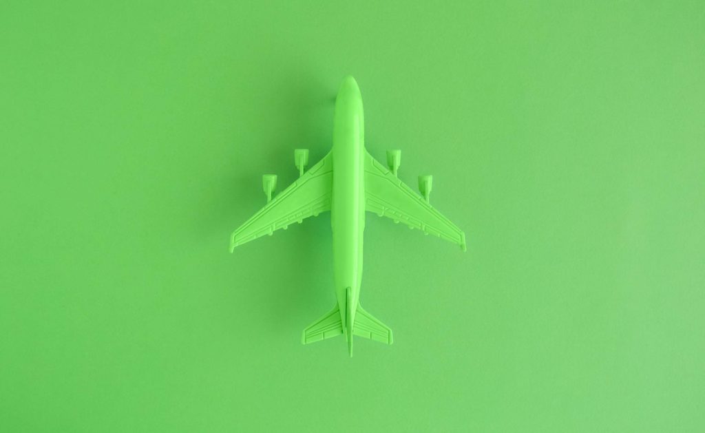 Fotografía de Avión, verde, aeropuerto, sostenible, finanzas, sostenibilidad, juguete