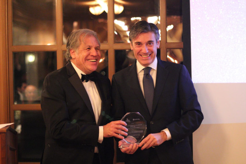El secretario general de la OEA, Luis Almagro, entrega el premio Ciudadano Corporativo de las Américas 2018 al director general de la FMBBVA, Javier M. Moreno