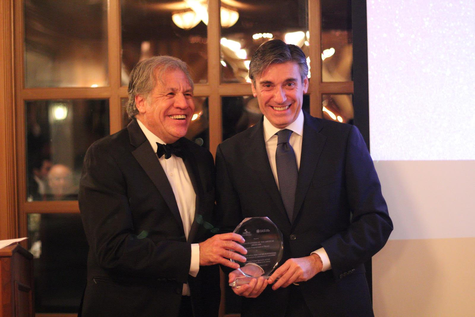 El secretario general de la OEA, Luis Almagro, entrega el premio Ciudadano Corporativo de las Américas 2018 al director general de la FMBBVA, Javier M. Moreno El secretario general de la OEA, Luis Almagro, entrega el premio Ciudadano Corporativo de las Américas 2018 al director general de la FMBBVA, Javier M. Moreno