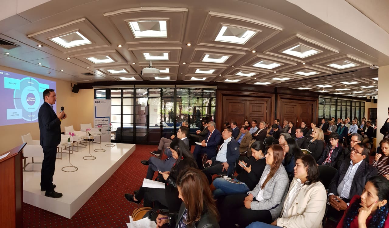 Enrique Neira, Open Innovation BBVA, expuso el proceso de transformación digital frente a empresarios, clientes de BBVA y suscriptores de El Tiempo en el marco del taller de transformación digital organizado por la Cámara Colombo Americana (Amcham Colombia) y Foros Portafolio. Enrique Neira, Open Innovation BBVA, expuso el proceso de transformación digital frente a empresarios, clientes de BBVA y suscriptores de El Tiempo