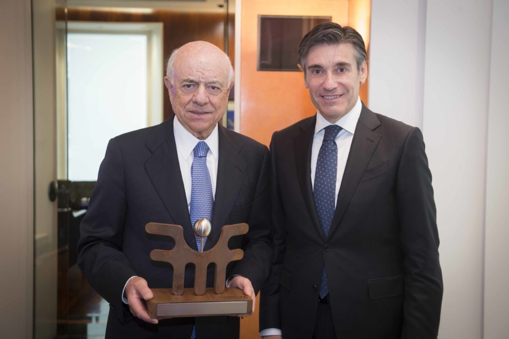 Francisco González recibe de Javier M Flores una placa por su respaldo en estos más de diez años de actividad Fotografía de Francisco González recibe de Javier M Flores una placa por su respaldo en estos más de diez años de actividad
