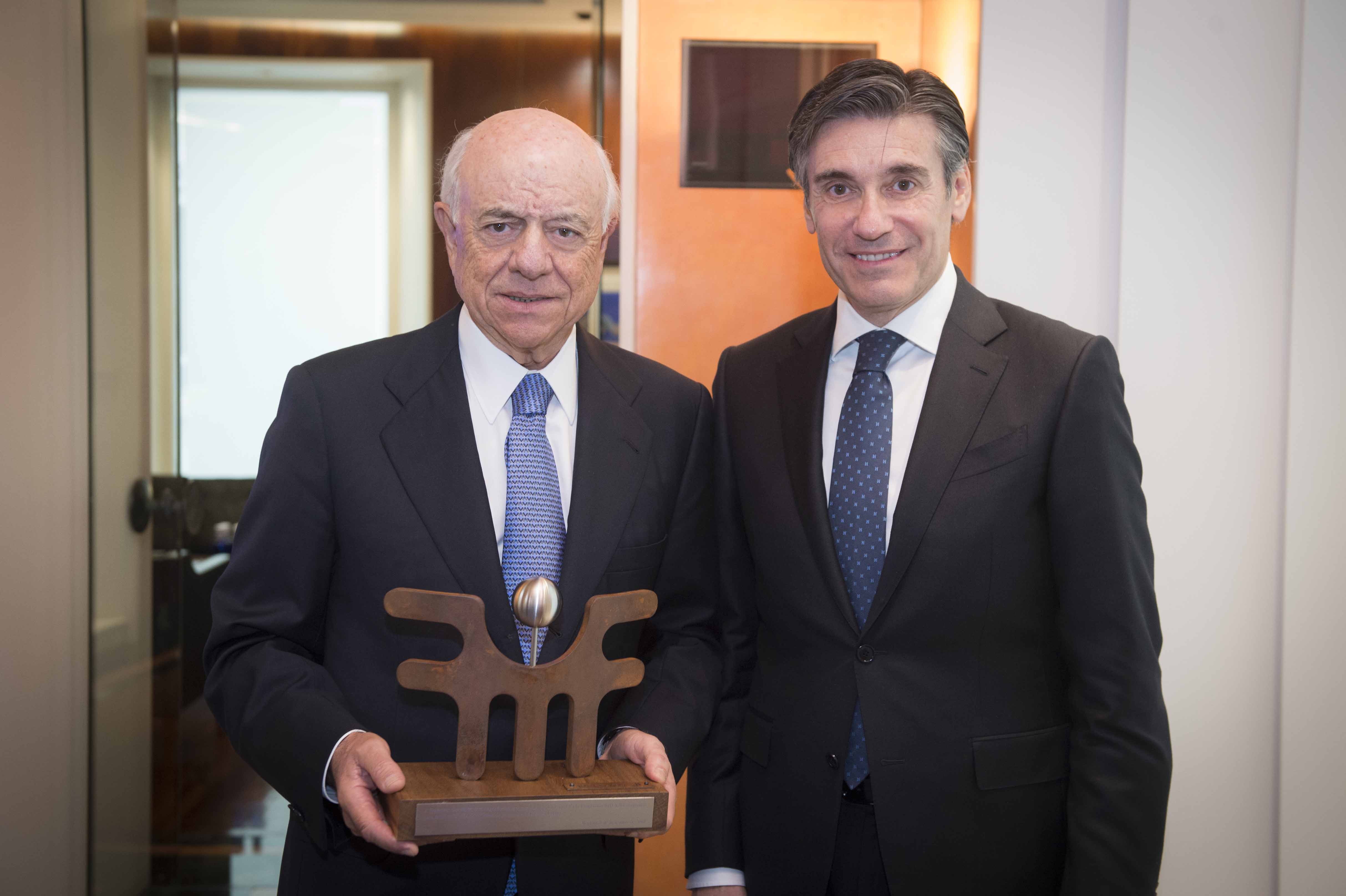 Francisco González recibe de Javier M Flores una placa por su respaldo en estos más de diez años de actividad Fotografía de Francisco González recibe de Javier M Flores una placa por su respaldo en estos más de diez años de actividad