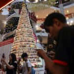 EFE navidad arbol adornos juguetes muñecos disney compras fiestas centro comercial gente recurso bbva