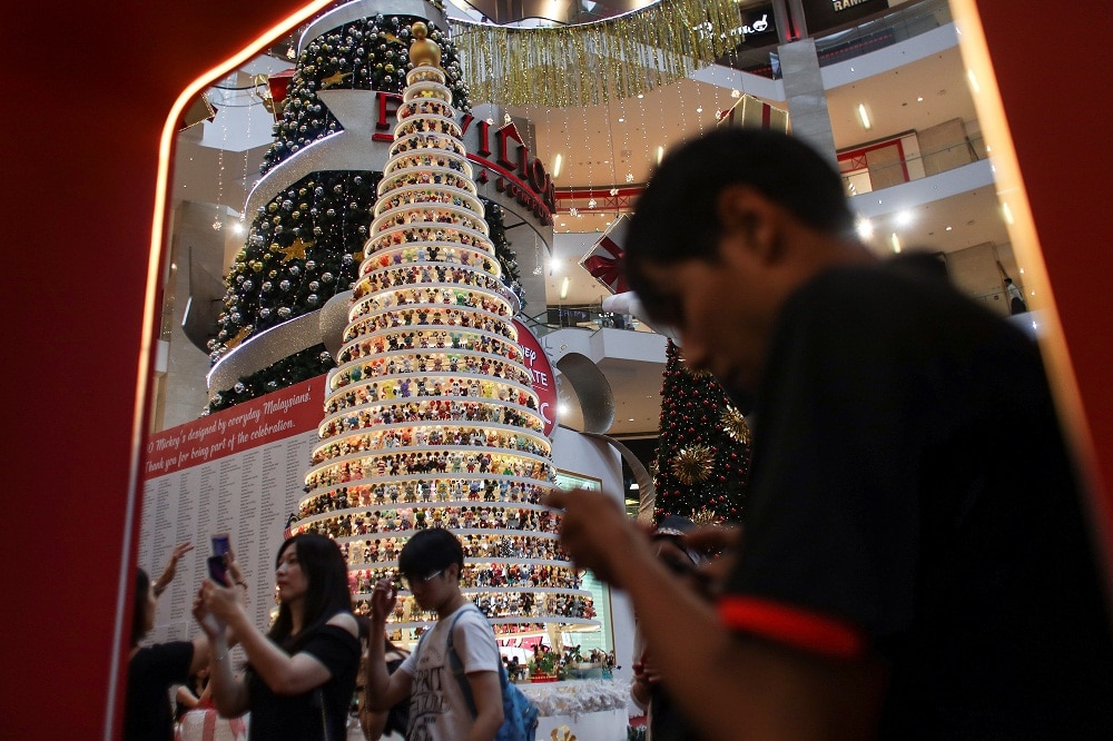 No usar a partir del 31 de diciembre de 2018 EFE navidad arbol adornos juguetes muñecos disney compras fiestas centro comercial gente recurso bbva