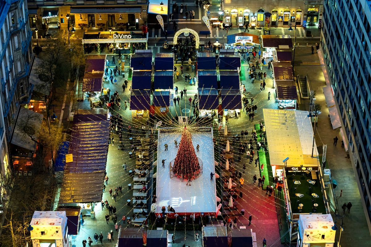 EFE-mercadillo-navidad-luces-adornos-compras-arbol-decoracion-centro-comercial-diciembre-papa-noel-fiestas-ano-nuevo-recurso-bbva
