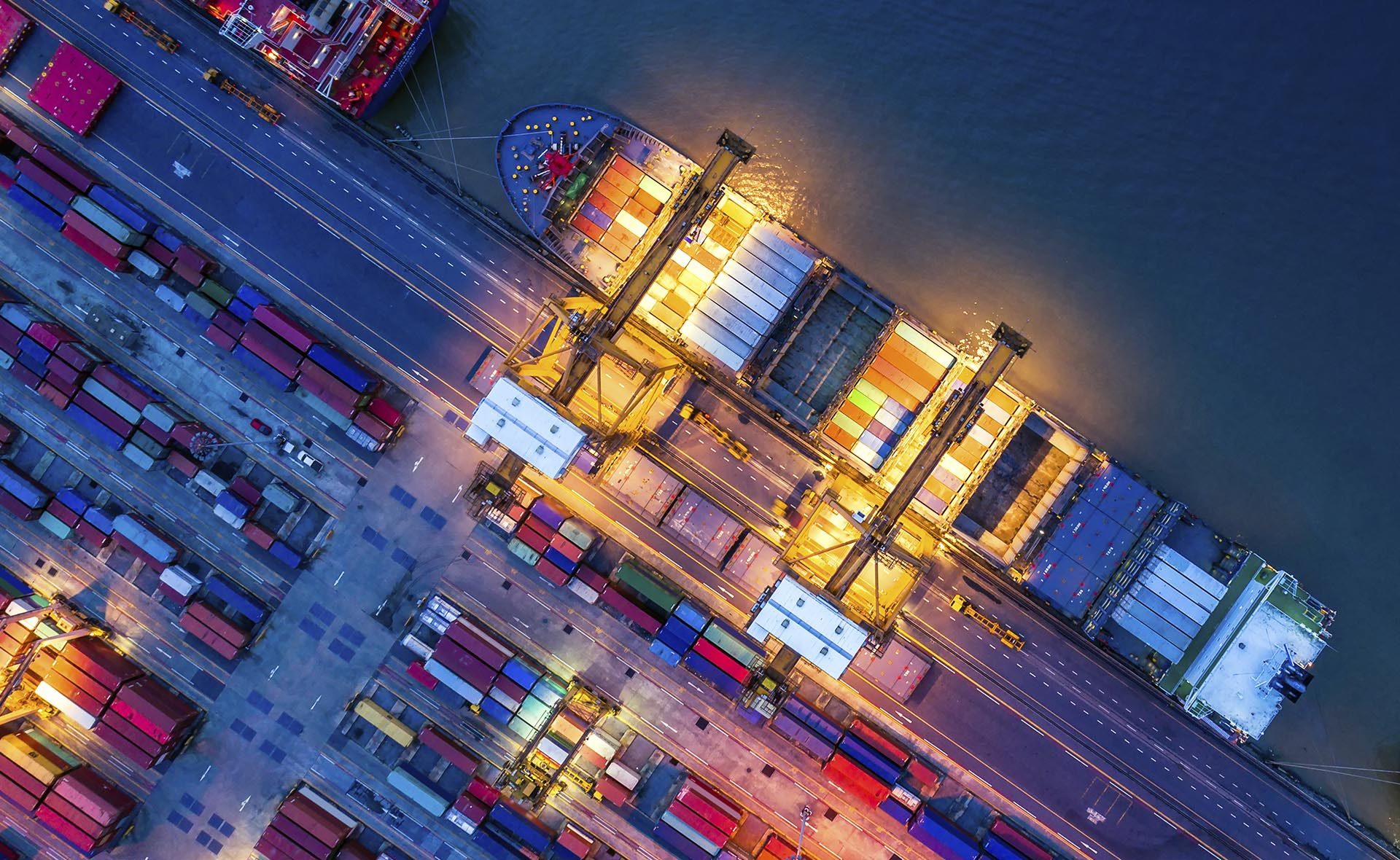 Fotografía de Comercio internacional, barco, embarcación, contenedor, transacción, banca transaccional
