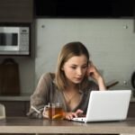 EFE - mujer pensando trabajo ordenador portatil recurso bbbva