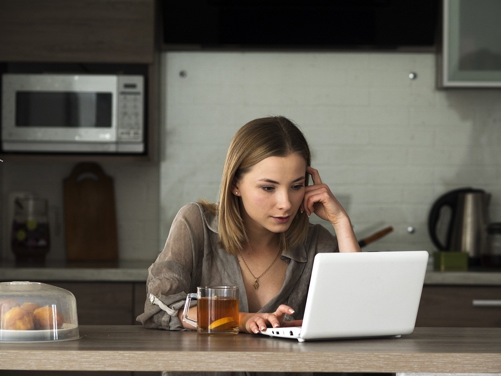 EFE - mujer pensando trabajo ordenador portatil recurso bbbva