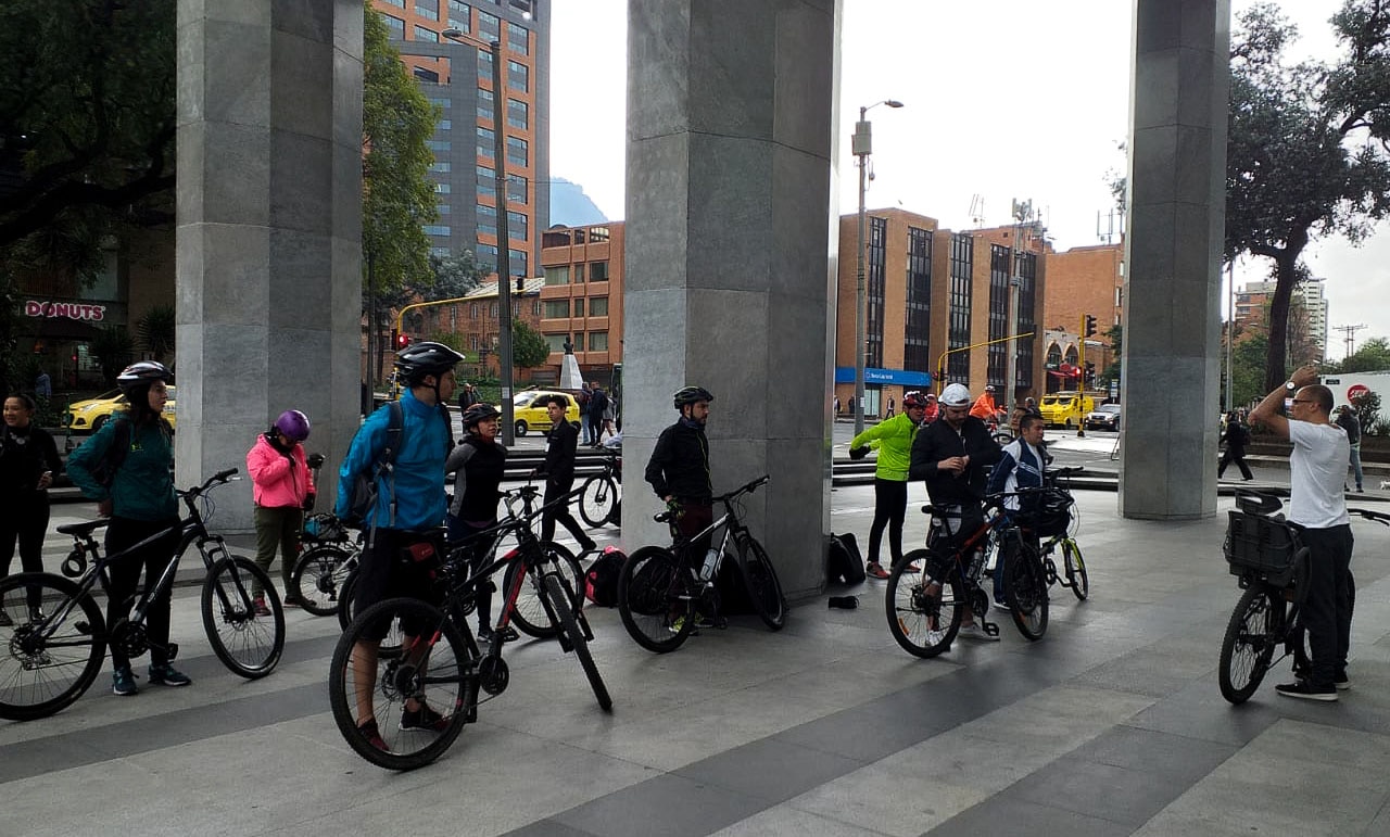 Colaboradores de BBVA estirando con su bicicleta Colaboradores de BBVA estirando con su bicicleta