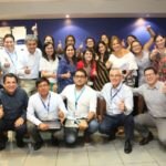 Fotografía del equipo peruano de BBVA Fast Track en compañía de Colombia