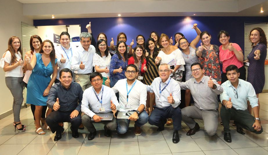Fotografía del equipo peruano de BBVA Fast Track en compañía de Colombia