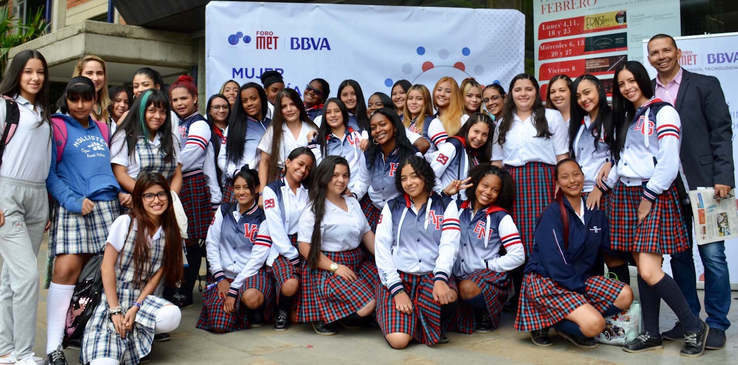 Jóvenes asisten a Foro MET BBVA