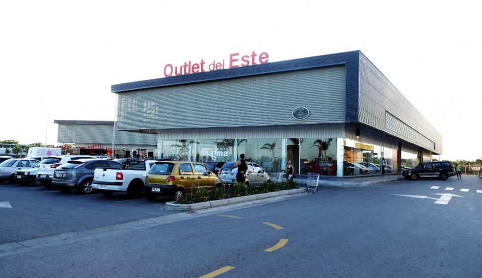 BBVA Uruguay continúa su alianza y el apoyo al creciente mall denominado “Polo del Este”. Se trata de un emprendimiento inmobiliario, un distinguido centro comercial de seis hectáreas que se encuentra en la Ruta 39 y el Anillo Perimetral, dentro del departamento de Maldonado. BBVA Uruguay continúa su alianza y el apoyo al creciente mall denominado “Polo del Este”. Se trata de un emprendimiento inmobiliario, un distinguido centro comercial de seis hectáreas que se encuentra en la Ruta 39 y el Anillo Perimetral, dentro del departamento de Maldonado.