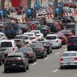 Autos rumbo a la playa en peaje de la Panamericana Sur