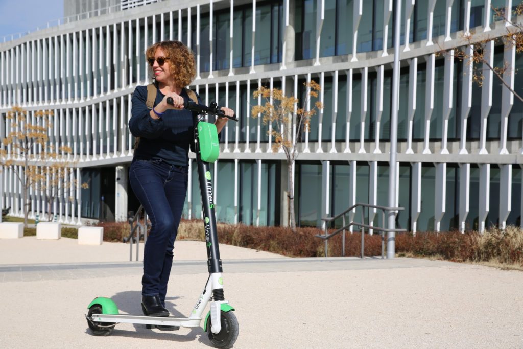 Patinete Eléctrico: ¿Comprar O Alquilar? Ventajas Y Desventajas Para Ahorrar 1 maui-patinete-bbva