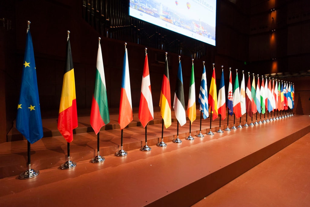 parlamento-europeo-banderas-cambios-futuro-lane-praet-recurso-bbva