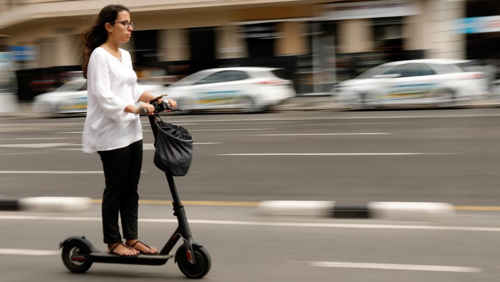 Patinete Eléctrico: ¿Comprar O Alquilar? Ventajas Y Desventajas Para Ahorrar 2 patinete-calzada-alquiler-compra-bbva-recurso