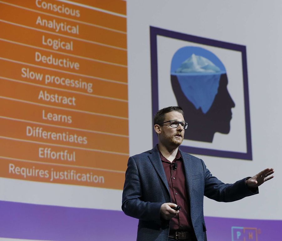 sesgos-inconscietes-estereotipos-prejuicios-cerebreo-jon-atkins-auditorio-recurso-bbva sesgos-inconscietes-estereotipos-prejuicios-cerebreo-jon-atkins-auditorio-recurso-bbva