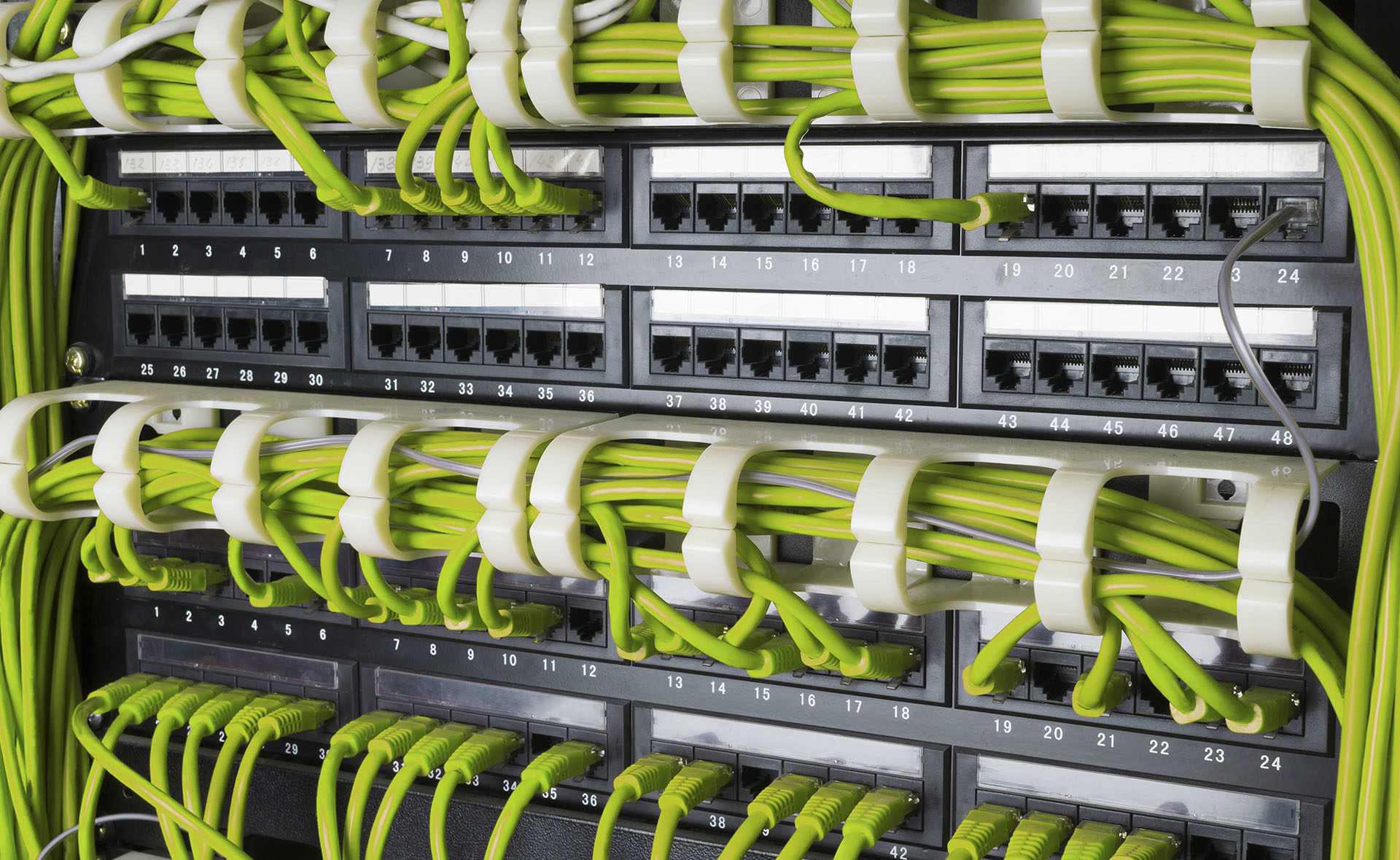 Fotografía de telecomunicaciones, cables, enchufes tecnología, verde, sostenible