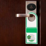 Fotografía de Hotel verde, sostenibilidad, etiqueta, servicio de habitaciones, finanzas sostenibles, puerta, picaporte