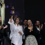 Magda Galindo, directora de Marketing de BBVA Colombia sostiene el Oscar de la Publicidad por P&M en la categoría Campaña integrada