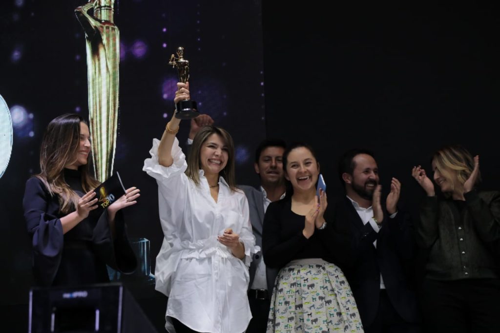 Magda Galindo, directora de Marketing de BBVA Colombia sostiene el Oscar de la Publicidad por P&M en la categoría Campaña integrada Magda Galindo, directora de Marketing de BBVA Colombia sostiene el Oscar de la Publicidad por P&M en la categoría Campaña integrada