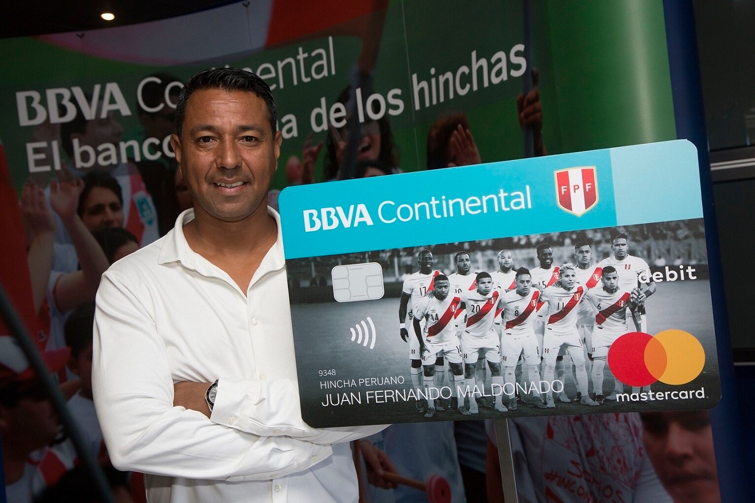 Nolberto Solano y la tarjeta del hincha de BBVA Continental Nolberto Solano y la tarjeta del hincha de BBVA Continental