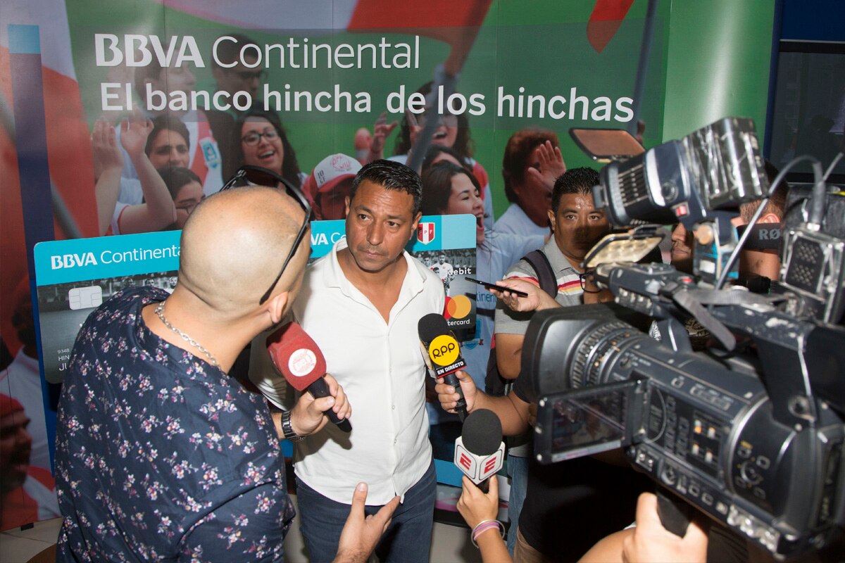 Nolberto Solano atiende a la prensa peruana en la sede central de BBVA Continental. Nolberto Solano atiende a la prensa peruana en la sede central de BBVA Continental.