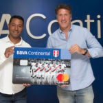 Nolberto Solano y Flavio Maestri con la tarjeta del hincha de BBVA Continental.
