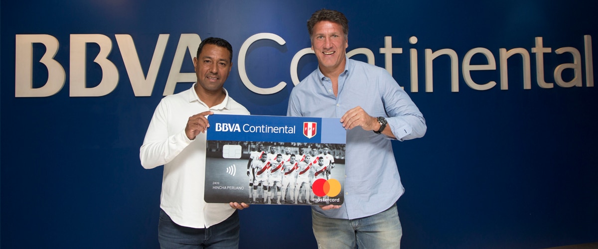 Nolberto Solano y Flavio Maestri con la tarjeta del hincha de BBVA Continental.