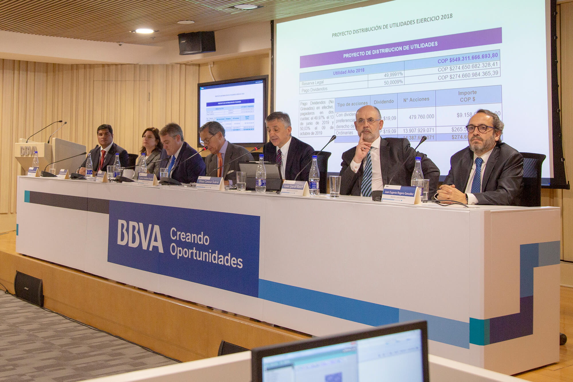 Óscar Cabrera, presidente de BBVA Colombia junto con los accionistas durante la Asamblea General de Accionistas en Bogotá Fotografía de