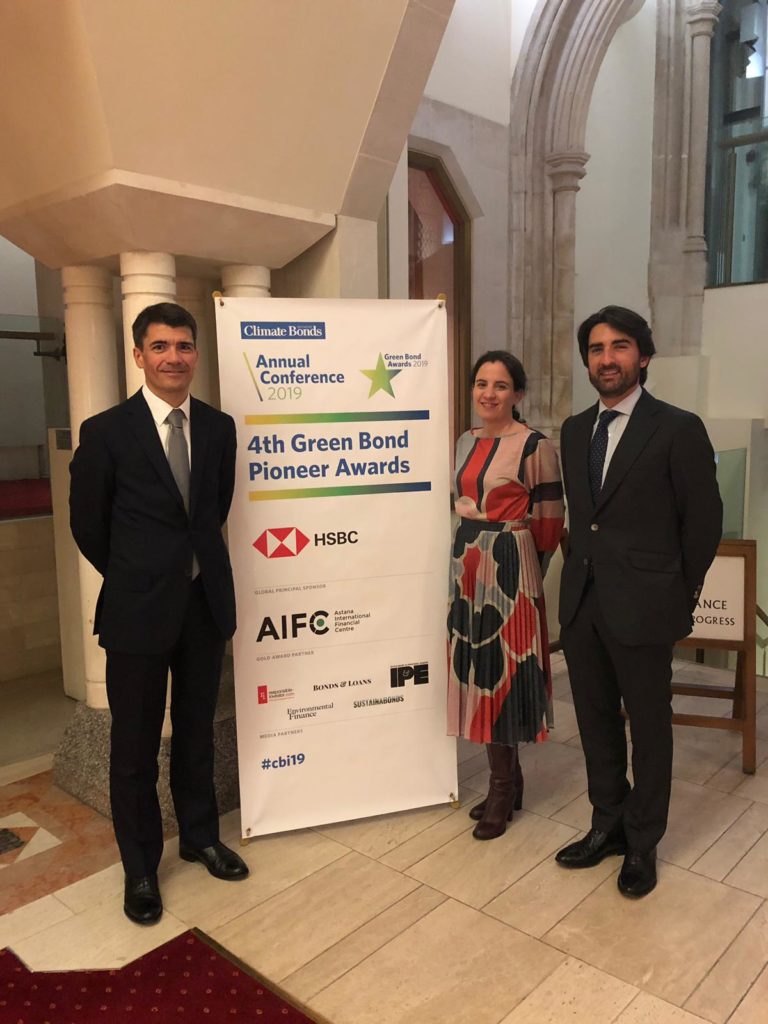 De izquierda a derecha: Juan Blasco, responsable global de sindicación; Patrícia Cuenllas y Ángel Tejada, del equipo de originacion de bonos sostenibles.
De izquierda a derecha: Juan Blasco, responsable global de sindicación; Patrícia Cuenllas y Ángel Tejada, del equipo de originacion de bonos sostenibles.