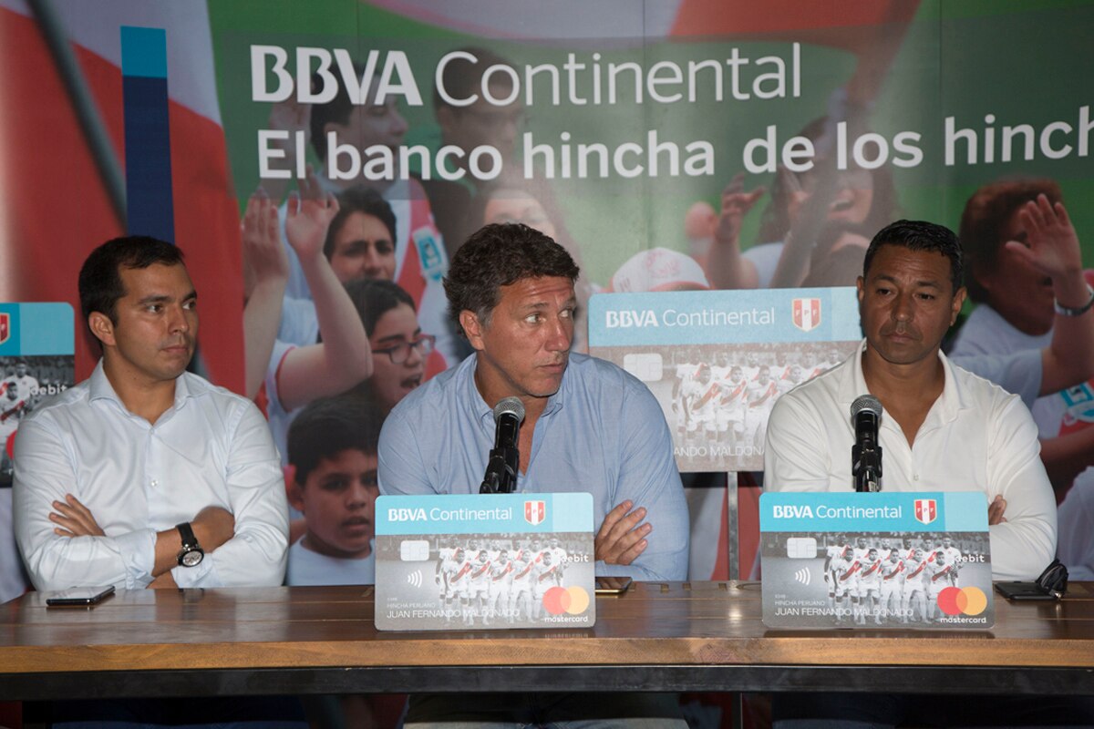 Juan Carlos Ramírez, Flavio Maestri y Nolberto Solano en conversatorio de la tarjeta del hincha.