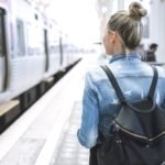 mujer-tren-trasporte-estacion-viaje-viajar-bbva