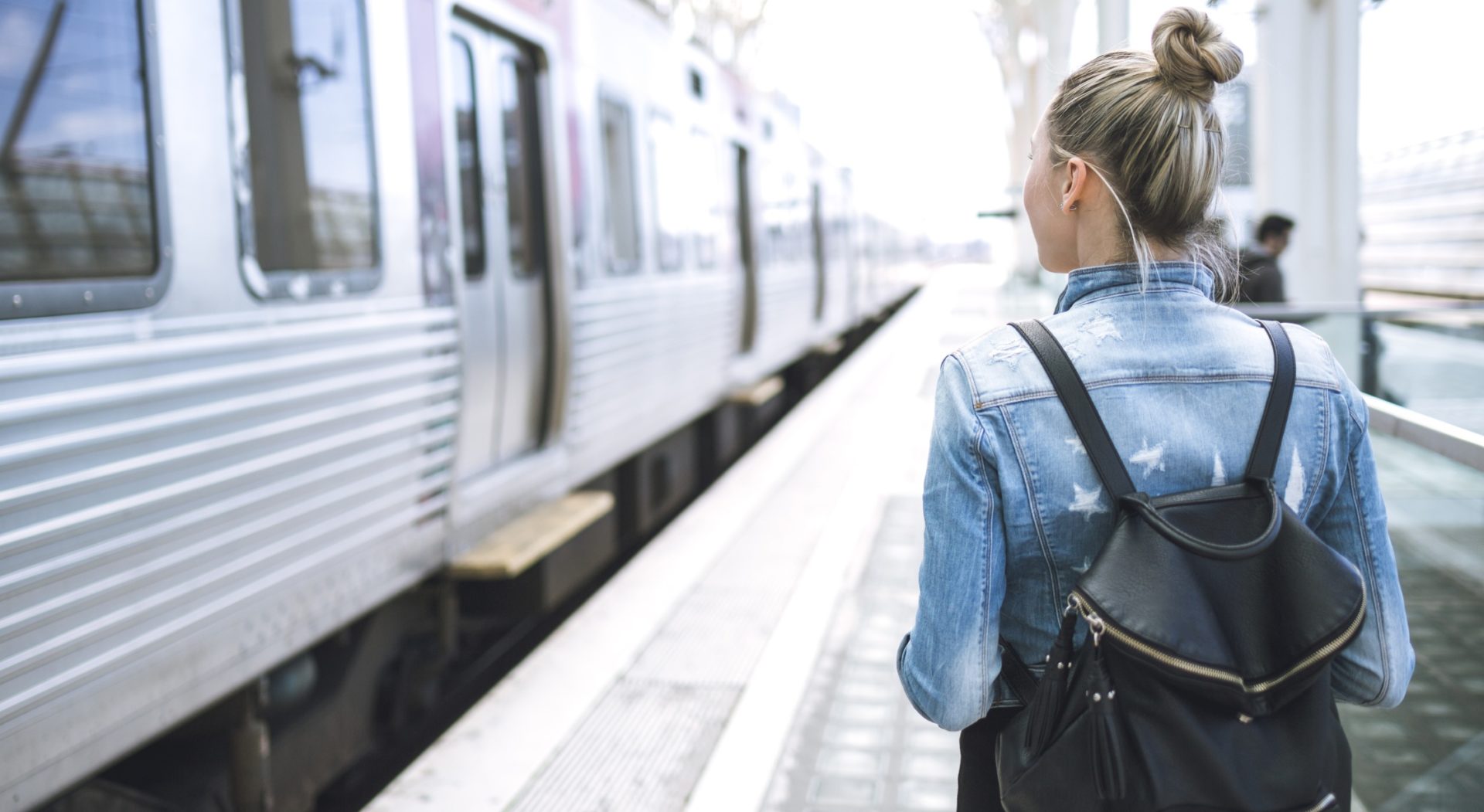 mujer-tren-trasporte-estacion-viaje-viajar-bbva