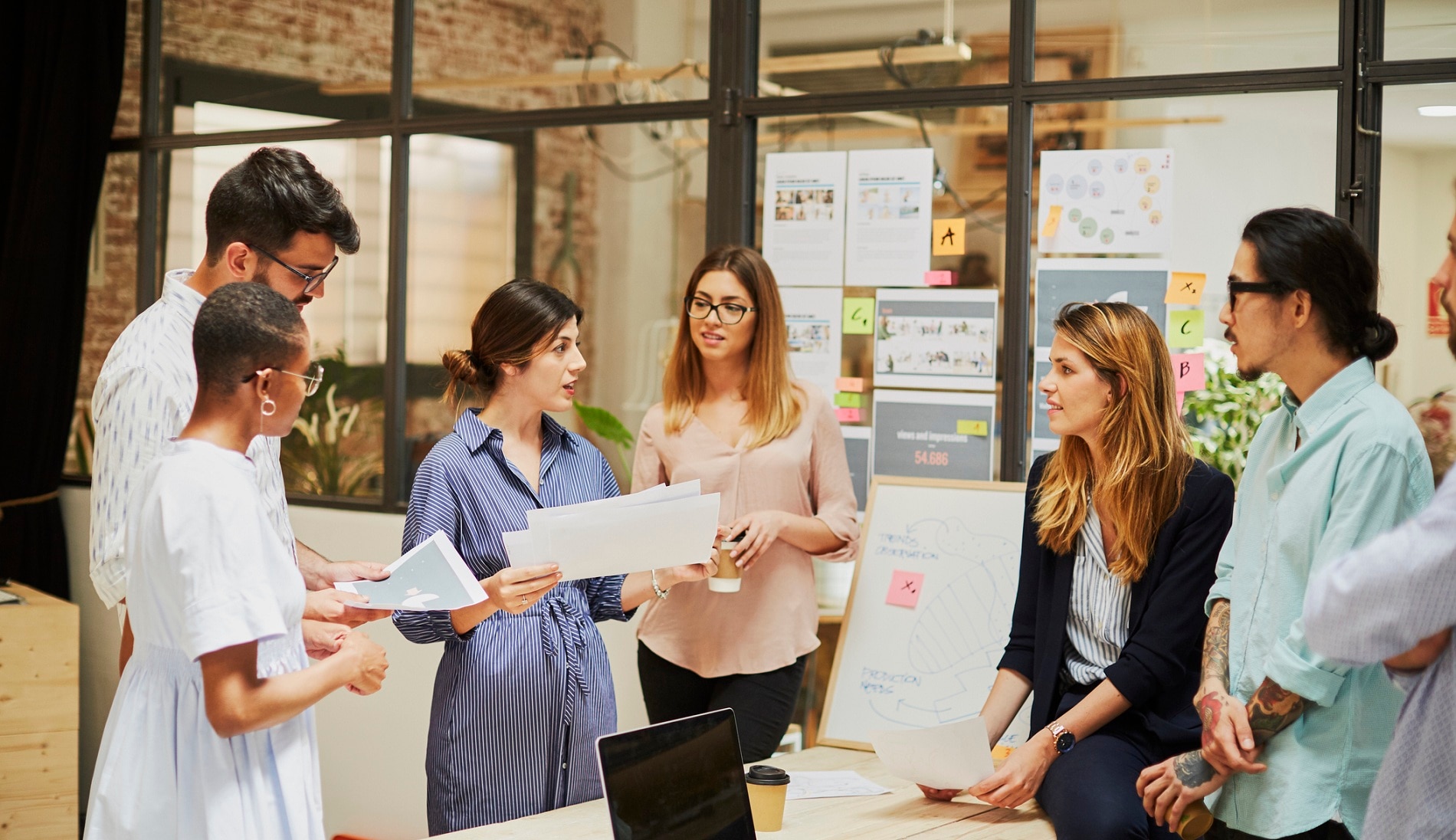 trabajo-meeting-agile-equipo-oficina-recursos-humanos-jovenes-talento-bbva trabajo-meeting-agile-equipo-oficina-recursos-humanos-jovenes-talento-bbva