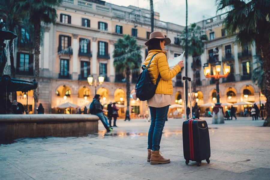 turismo-mujer-chica-barcelona-maleta-viaje-mapa-ciudad-recurso-bbva turismo-mujer-chica-barcelona-maleta-viaje-mapa-ciudad-recurso-bbva