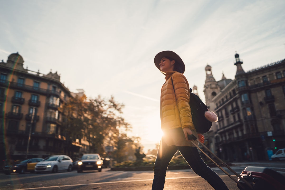 turismo-mujer-chica-barcelona-maleta-viaje-recurso-bbva turismo-mujer-chica-barcelona-maleta-viaje-recurso-bbva