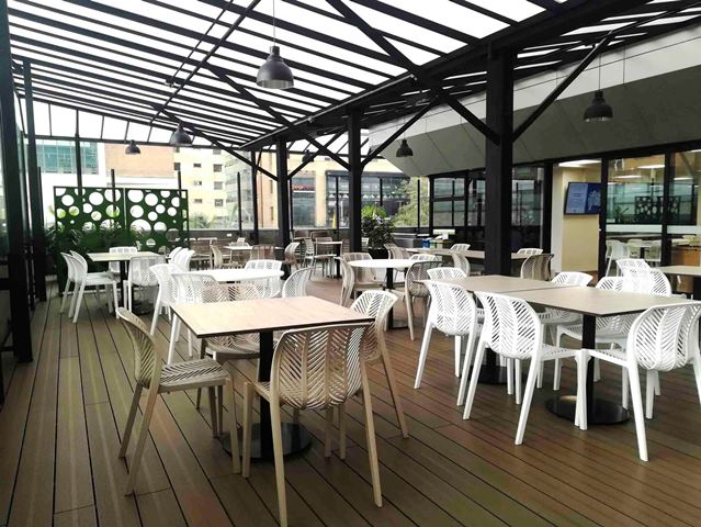 Fotografía de la Terraza del comedor remodelado para los colaboradores del edificio de BBVA Colombia