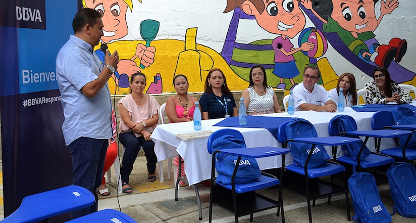BBVA Colombia dona pupitres