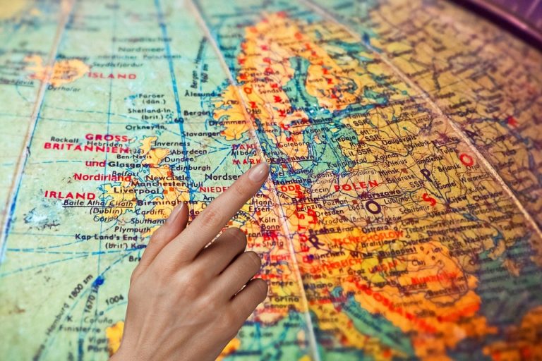 Tips for using your debit card abroad | BBVA