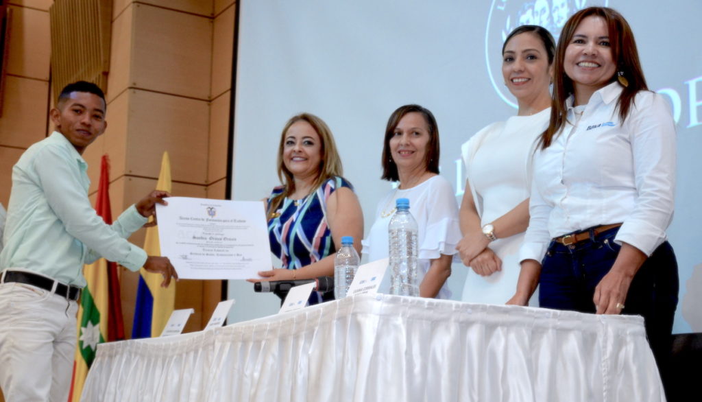 Becas BBVA Plan: Sandro Orozco, recibe el diploma en la graduación