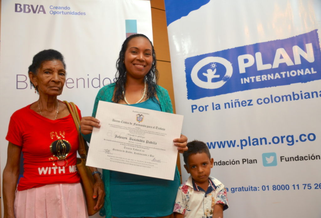 Becas BBVA Plan. Yodeinis Benavides, con su abuela y uno de sus hijos.