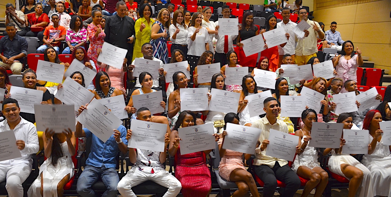 Jóvenes de Cartagena graduados de BBVA Plan